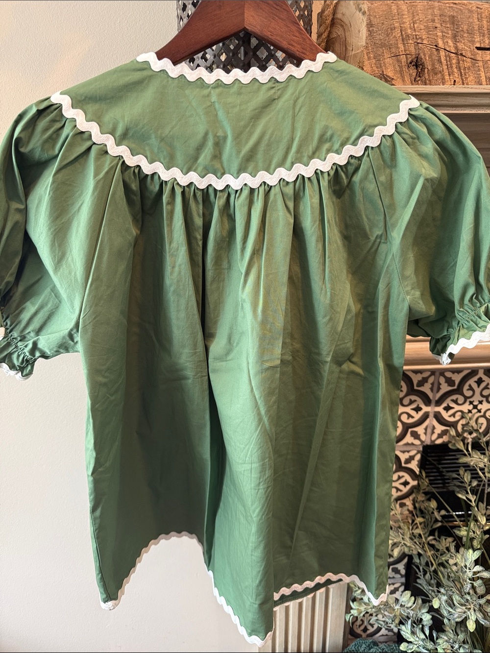 Mad Boutiques Green Puff-Sleeve Blouse with White Rickrack Trim NWOT - Picture 9 of 13